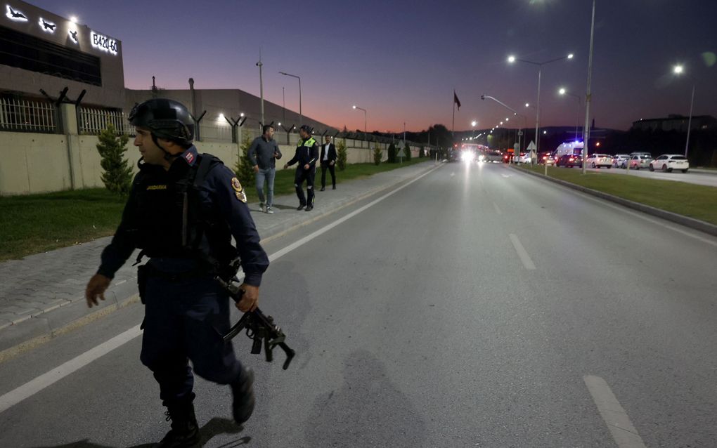 Een Turkse politieman passeert het gebouw van Turkish Aerospace Industries, waar woensdag een aanslag werd gepleegd. beeld AFP, Adem Altan