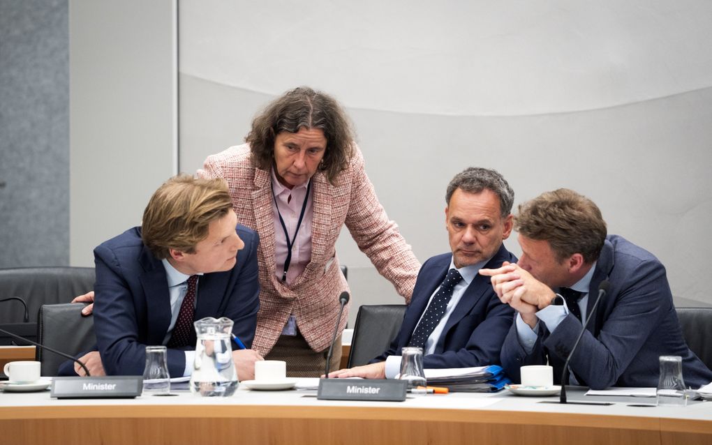 V.l.n.r. de ministers Ruben Brekelmans (Defensie), Marjolein Faber (Asiel en Migratie) en Casper Veldkamp (Buitenlandse Zaken) en een topambtenaar van Buitenlandse Zaken. beeld ANP, Jeroen Jumelet