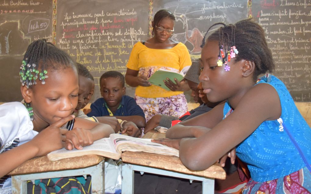 „Onderwijs is een van de middelen om kinderen tegen dwangarbeid te beschermen.” Foto: school in Burkina Faso. beeld Woord en Daad