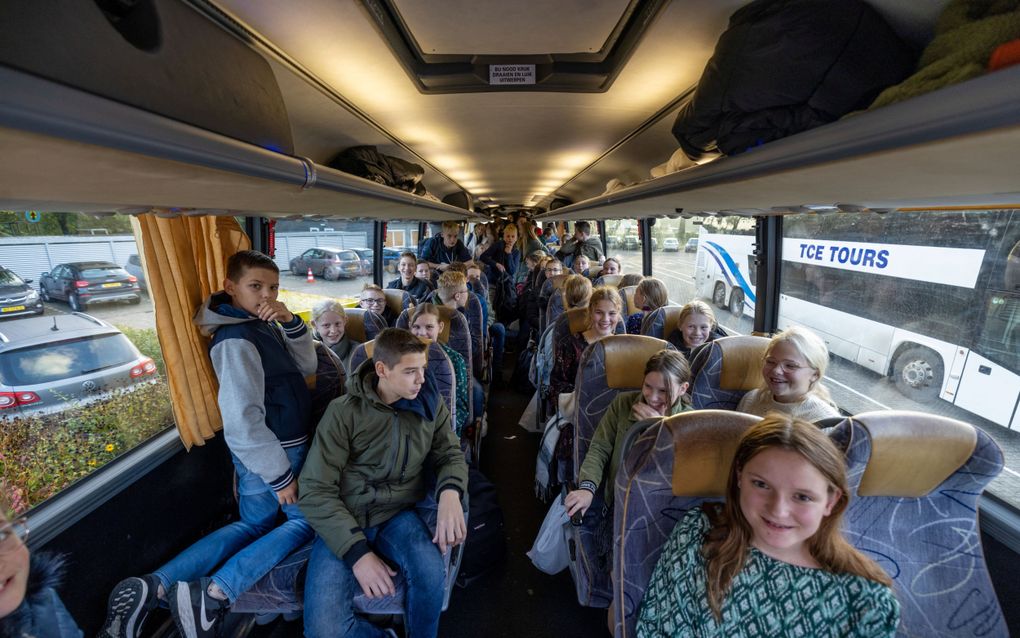 Omdat de bus te klein en te oud is geworden, zijn de Friezen op zoek naar een nieuwe bus. In de Fryslân Liner passen zo’n 70 leerlingen, terwijl er 95 aanmeldingen zijn. beeld Freddy Schinkel