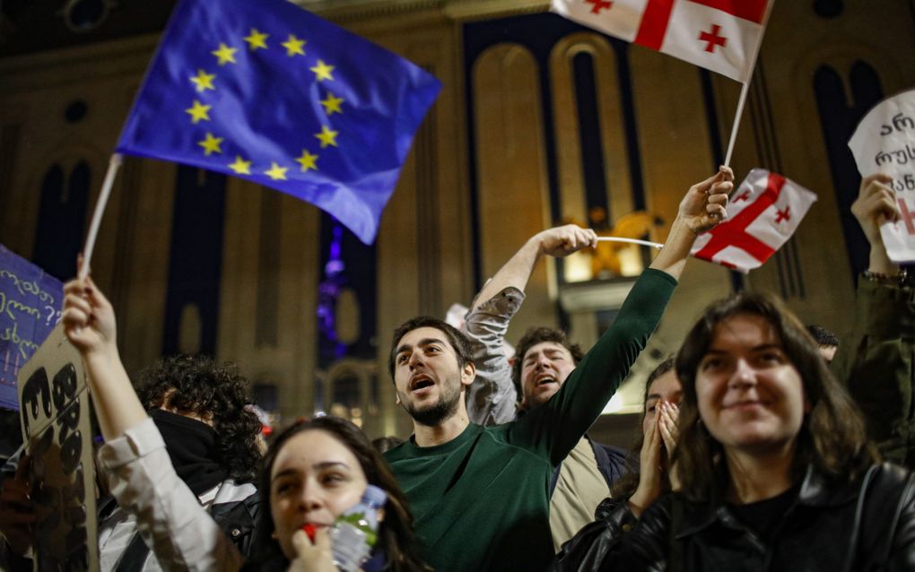 Aanhangers van de Georgische oppositie demonstreren in Tbilisi tegen de buitenlandse agentenwet. beeld EPA, David Mdzinarishvili 