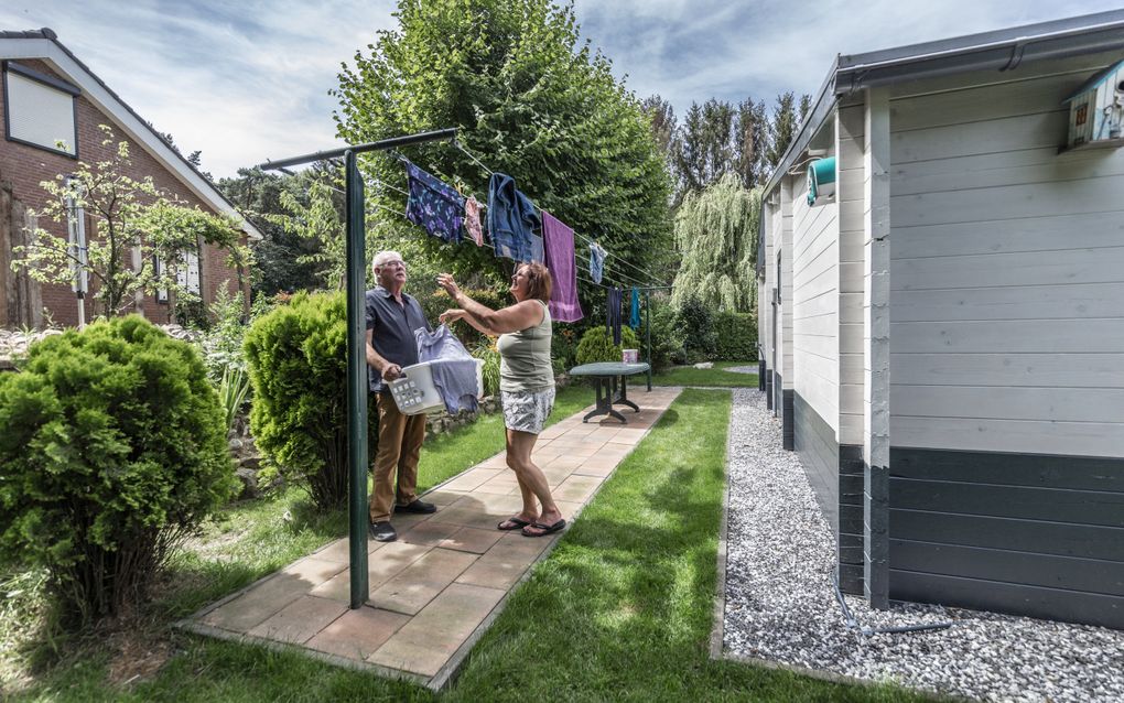 
Huub en Betsie Niessen hebben op hun eigen terrein in het Limburgse Asenray een mantelzorgwoning kunnen bouwen. Hun dochter is als mantelzorger in hun oorspronkelijke woning op hetzelfde perceel gaan wonen. beeld ANP, Roger Dohmen