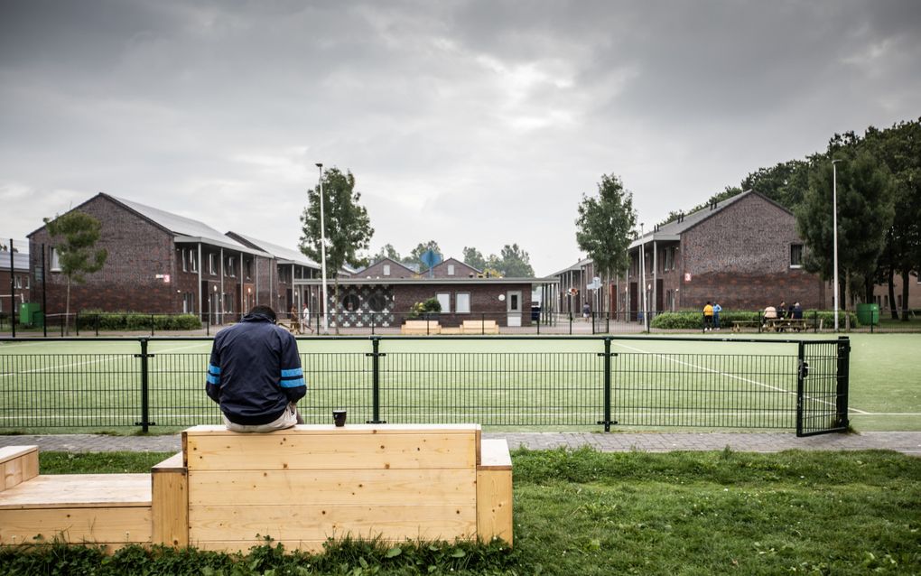 Een asielzoeker bij het COA-opvangcentrum in Ter Apel. beeld ANP, Eva Plevier