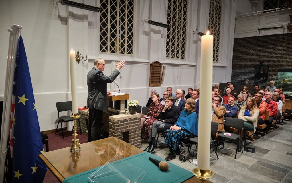 De Amerikaanse Congrespastor George Roller (l.) sprak donderdagavond in Bodegraven over de verkiezingen in de VS. Hij betoogde tijdens de bijeenkomst van de Christian Council International dat christenen blij kunnen zijn met tal van vroegere beslissingen van Trump, onder meer rond Israël. beeld Fred Libochant Fotografie


