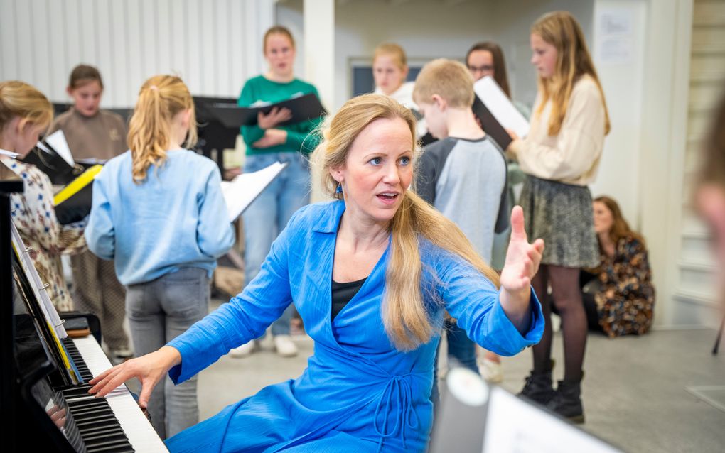 Marjon van der Linden tijdens een repetitie van de Koorschool in Gouda. beeld Cees van der Wal