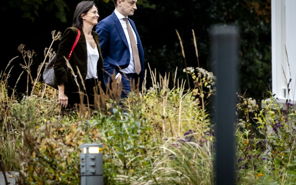 Nicolien van Vroonhoven (NSC) en Tjebbe van Oostenbruggen (NSC) bij aankomst bij het Catshuis voorafgaand aan een bespreking over de eventuele inzet van noodrecht om strengere asielmaatregelen in te voeren. beeld ANP, REMKO DE WAAL