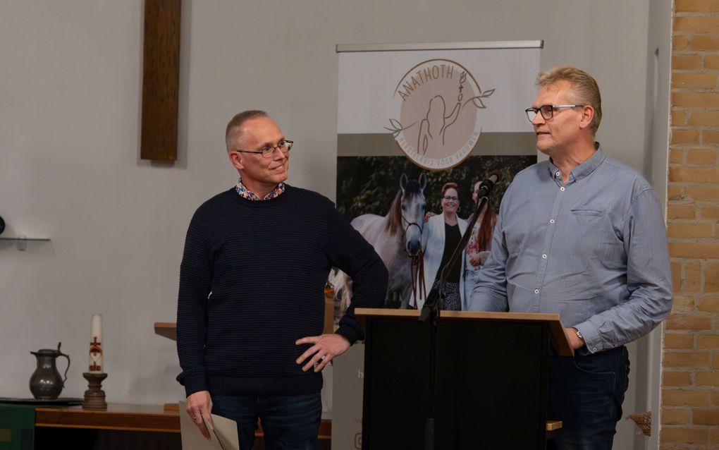 Presentatie van het boek “Van de Hermon naar Golgotha”, geschreven door Tjerk Dijkstra (l.). Naast de auteur uitgever Klaas de Jong. beeld Freddy Schinkel. 