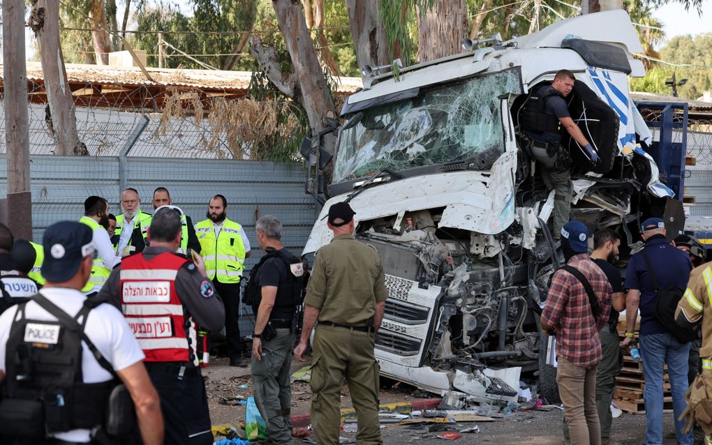 Onderzoek op de plaats waar een truck inreed op een bushalte. beeld EPA, ABIR SULTAN