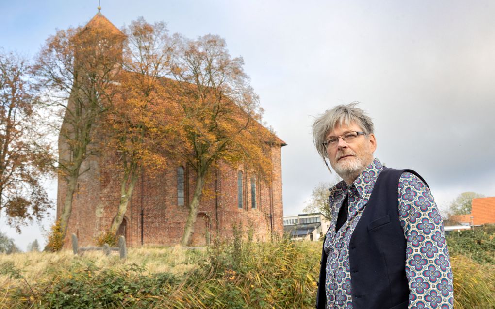 Historicus Otto Knottnerus bij de Petruskerk in het Groningse Woldendorp. „Bij de verkoop is het dorp niet geraadpleegd.” beeld RD, Anton Dommerholt