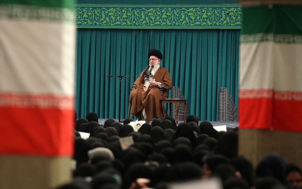 De Iraanse opperste leider Ali Khamenei spreekt een menigte in Teheran toe na de Israëlische luchtaanvallen op doelen in Iran. beeld AFP, Khamenei.ir