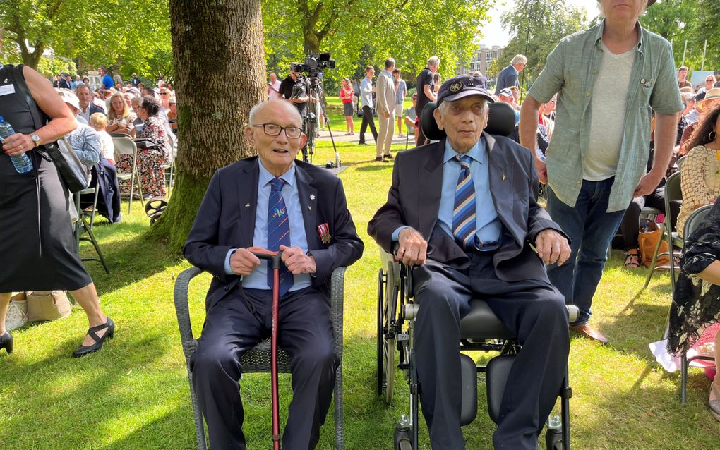 Van de Logt (links) en Hansen voorafgaand aan de herdenking op het Arnhemse landgoed Bronbeek van de slachtoffers van de Birma-Siam- en Pakan Baroespoorwegen. beeld RD