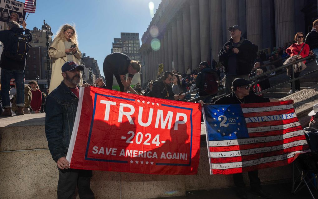 Demonstranten die presidentskandidaat Donald Trump steunen, verzamelen zich op 27 oktober buiten Madison Square Garden. beeld Getty Images, Spencer Platt