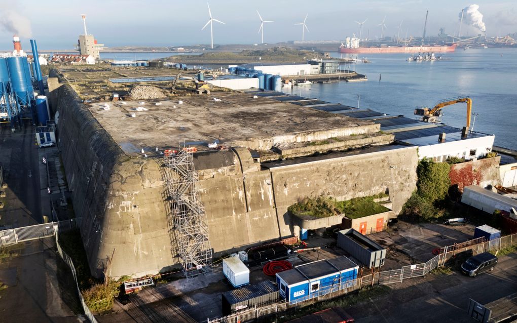 De Schnellbootbunker II in de haven van IJmuiden. Er liggen plannen om een deel van de bunker te slopen. beeld Olaf Kraak