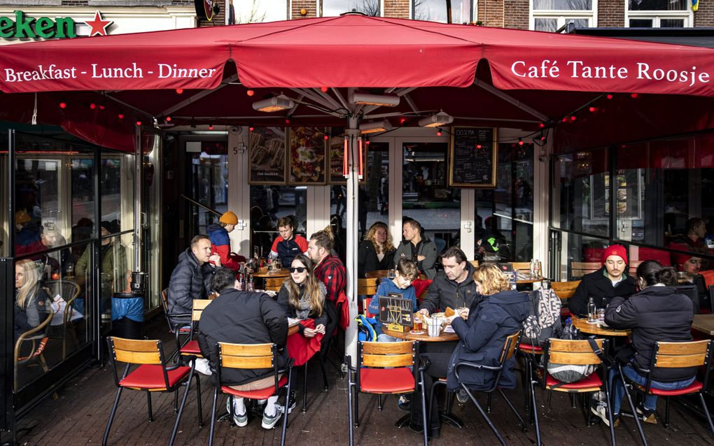 Jongeren geven vaak meer uit in de horeca dan ouderen. beeld ANP, Ramon van Flymen