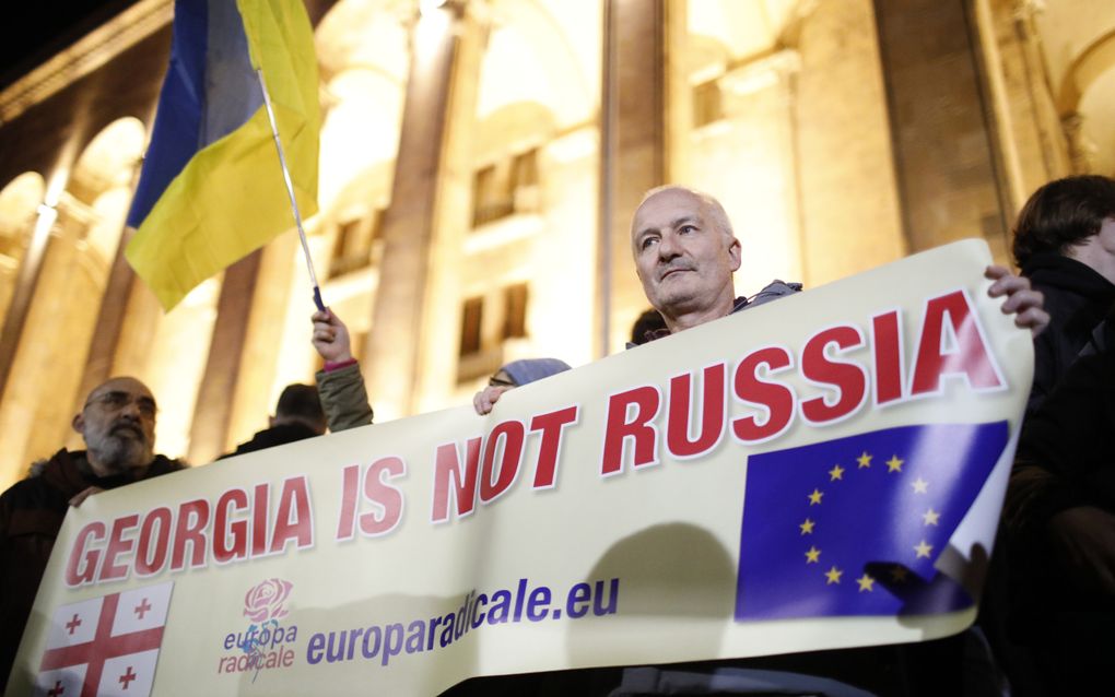 Maandagavond verzamelden tienduizenden betogers zich bij het parlement in de Georgische hoofdstad Tbilisi. Betogers stellen dat er bij de parlementsverkiezingen van zaterdag is gefraudeerd waardoor de regeringspartij Georgische Droom tot winnaar kon worden uitgeroepen. Ze eisen nieuwe verkiezingen onder internationaal toezicht. beeld EPA, David Mdzinarishvili