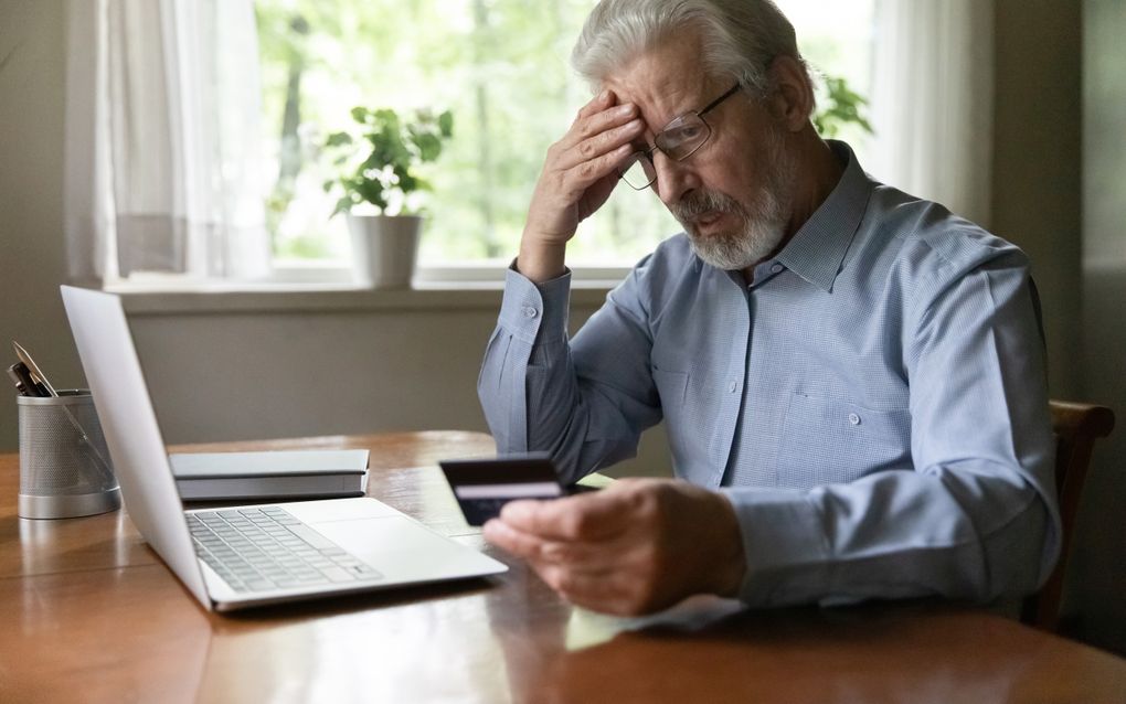 Met name ouderen worden regelmatig het slachtoffer van bankfraude. beeld iStock