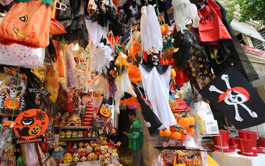 Halloweendecoraties in een winkel in Hanoi. Het griezelfeest wordt officieel gevierd op 31 oktober, de dag waarop door christenen de Reformatie wordt herdacht. De donkere wereld van Halloween staat in schril contrast met de boodschap van genade en verlossing die door Maarten Luther werd verkondigd. beeld EPA, Luong Thai Linh