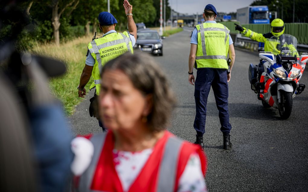 Minister Marjolein Faber bekijkt de verrichtingen van de marechaussee tijdens een controle aan de grens. beeld ANP, Emiel Muijderman 