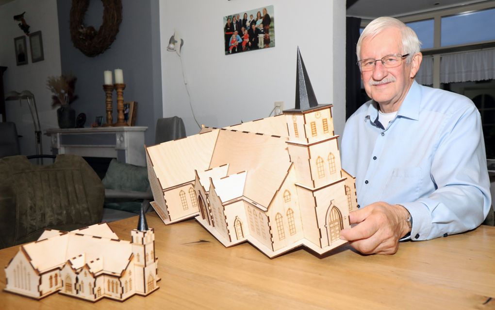 Geurt van Ledden uit Kesteren met twee van de drie maquettes van de nieuw te bouwen gereformeerde gemeente in Kesteren. beeld VidiPhoto