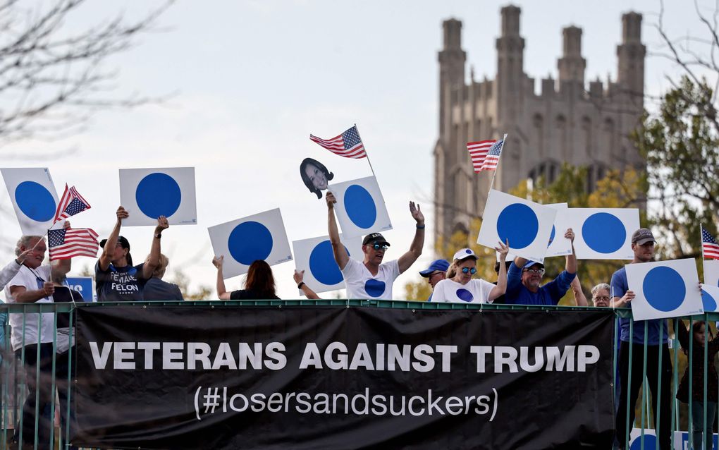 Leden van de actiegroep Veteranen Tegen Trump protesteren op een voetgangersbrug over de snelweg in Omaha, Nebraska. beeld Mario Tama