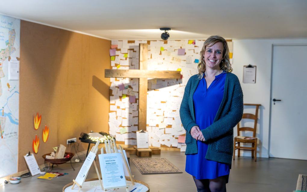 Esther Westerkamp in het Huis van Gebed aan de Heemraadssingel in Rotterdam, waarin christenen individueel of met een gebedsgroep 24 uur per dag terechtkunnen. beeld Dennis Wisse