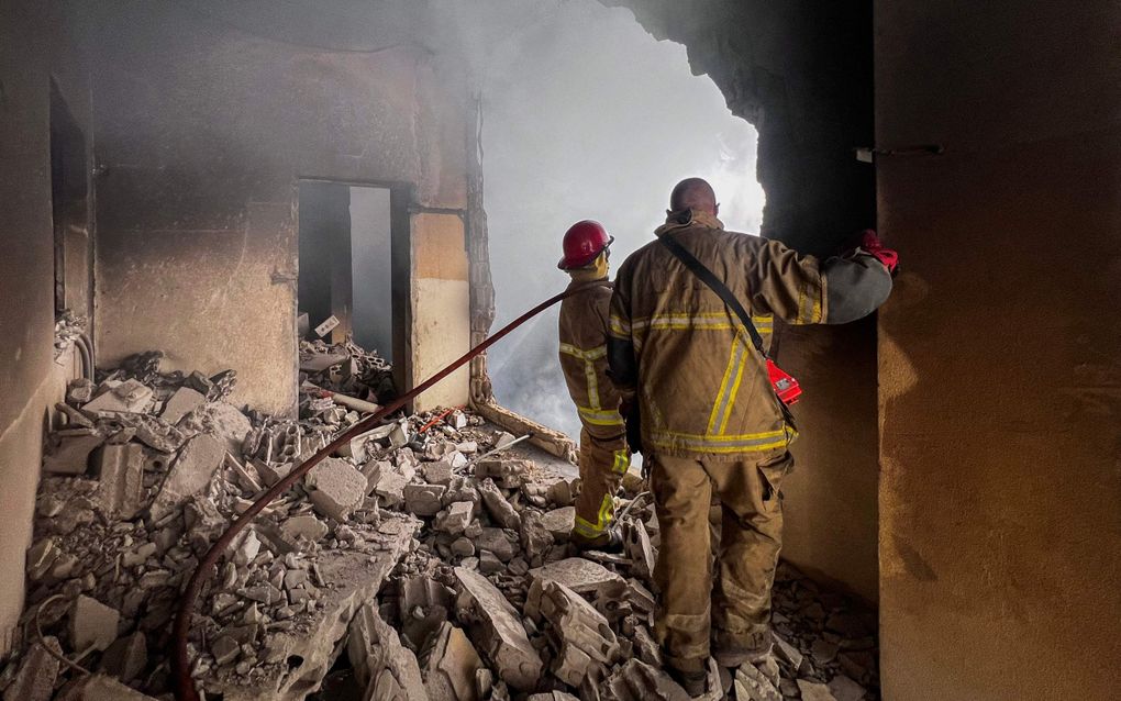 Hulpverleners blussen een brandend huis in het zuiden van Beiroet. beeld AFP, Ibrahim Amro