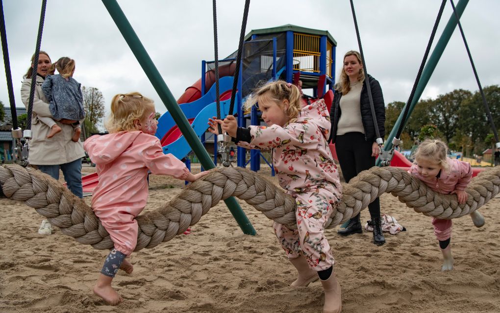 Michelle Westerveld (l.) uit Gaanderen is met haar kinderen speciaal naar Raalte afgereisd omdat speeltuin De Flierefluiter een van de weinige attractieparken is zonder halloweenactiviteiten. beeld Ruben Meijerink