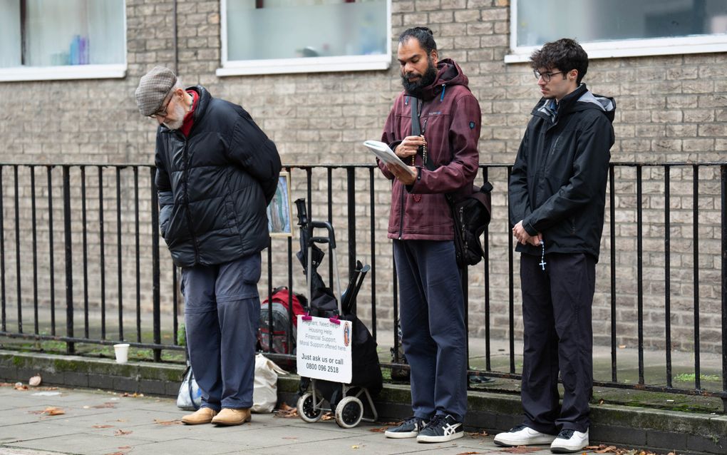 Wakers staan voor een abortuskliniek in Londen. beeld PA