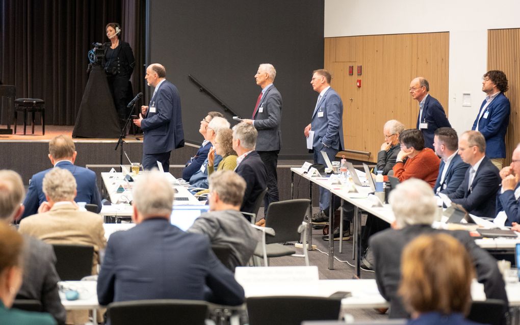 Synodeleden van de Protestantse Kerk in Nederland staan in de rij om het woord te voeren tijdens een eerdere bespreking van een rapport over de relatie met Joden en Palestijnse christenen. beeld Niek Stam