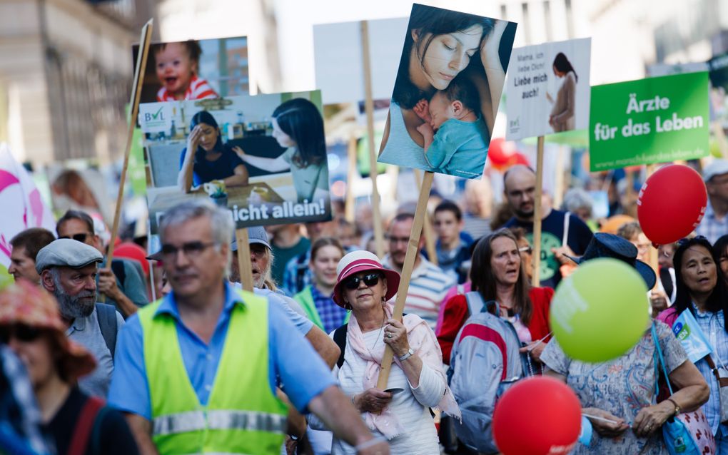 Deelnemers aan de jaarlijkse Mars voor het leven in Berlijn protesteren tegen abortus. beeld EPA, Clemens Bilan 