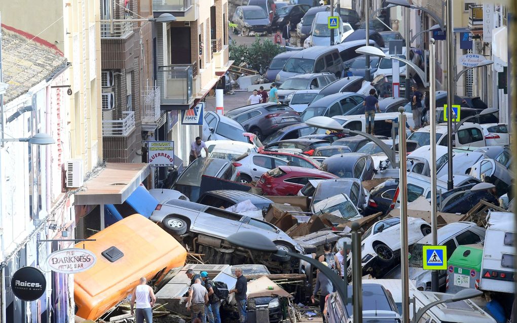 Puinhoop en chaos in de straten van Sedavi, ten zuiden van Valencia. beeld AFP, Jose Jordan 