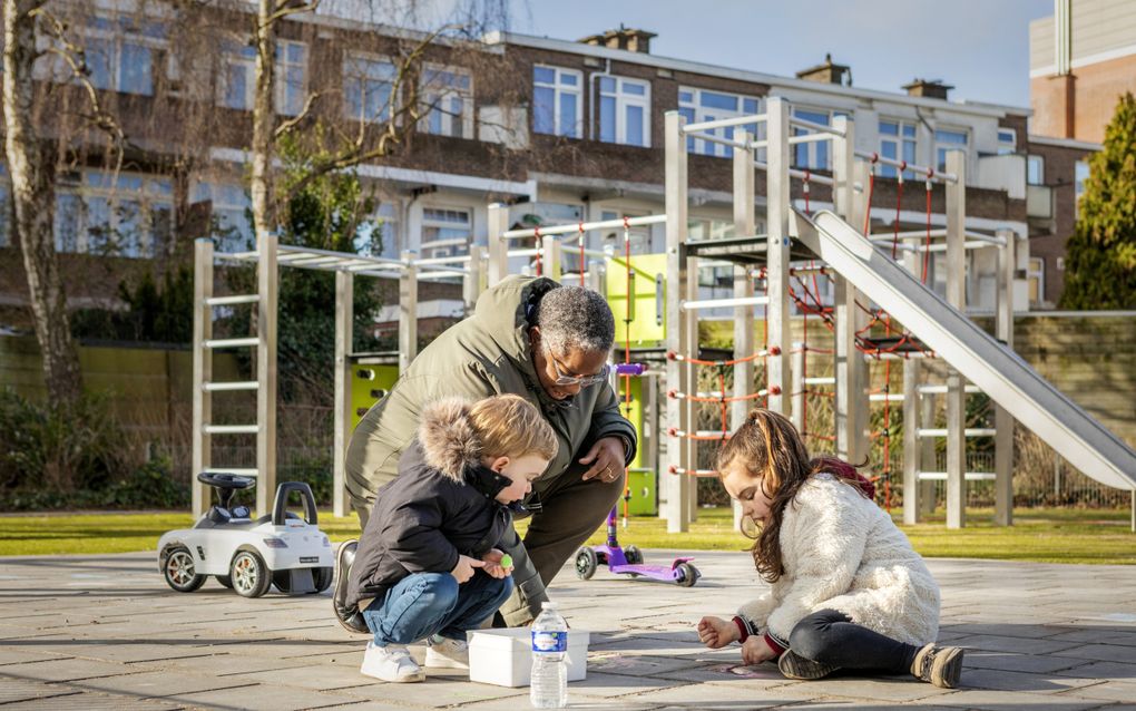 Nu het herfstvakantie is, worden de oppassende grootouders extra zichtbaar: op de treinstations, in musea en speeltuinen kom je ze tegen met hun kleinkinderen. beeld ANP 