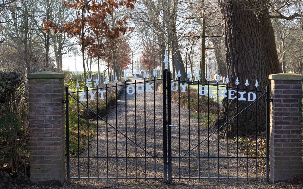 Daniëlle Campbell-Vogelaar schreef vanuit het perspectief van haar dochter hoe het is om een vader te verliezen. Foto: begraafplaats in Nieuwe-Tonge. beeld RD, Anton Dommerholt 