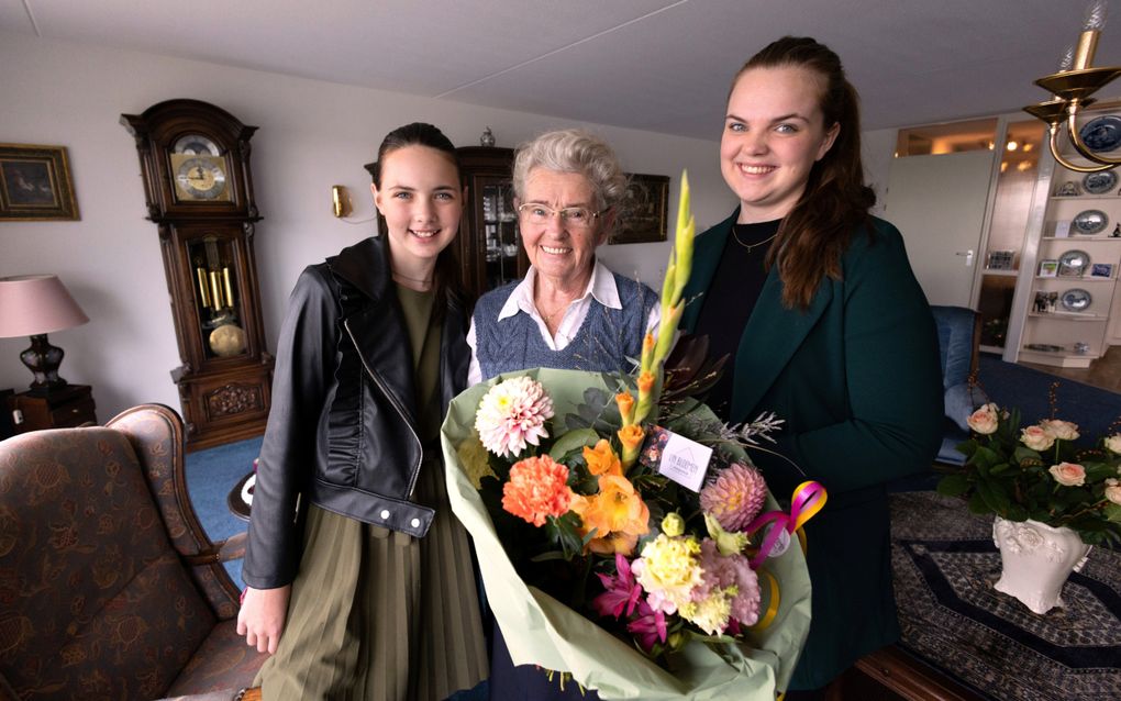 Een ongeluk zit in een klein hoekje. Dat bleek maar weer in Nieuw-Beijerland. „Oma brak haar pols na een val.” Kleindochter Julia (r.) bracht haar oma een bos bloemen. Zus Jasmijn was ook mee. beeld Dirk Hol