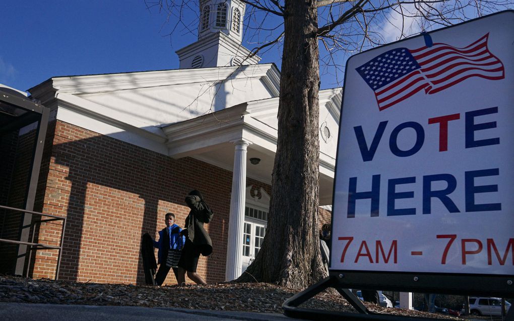 Kiezers gaan naar de stembus in de Zion Baptist Church in Marietta in de staat Georgia. beeld AFP, Sandy Huffaker