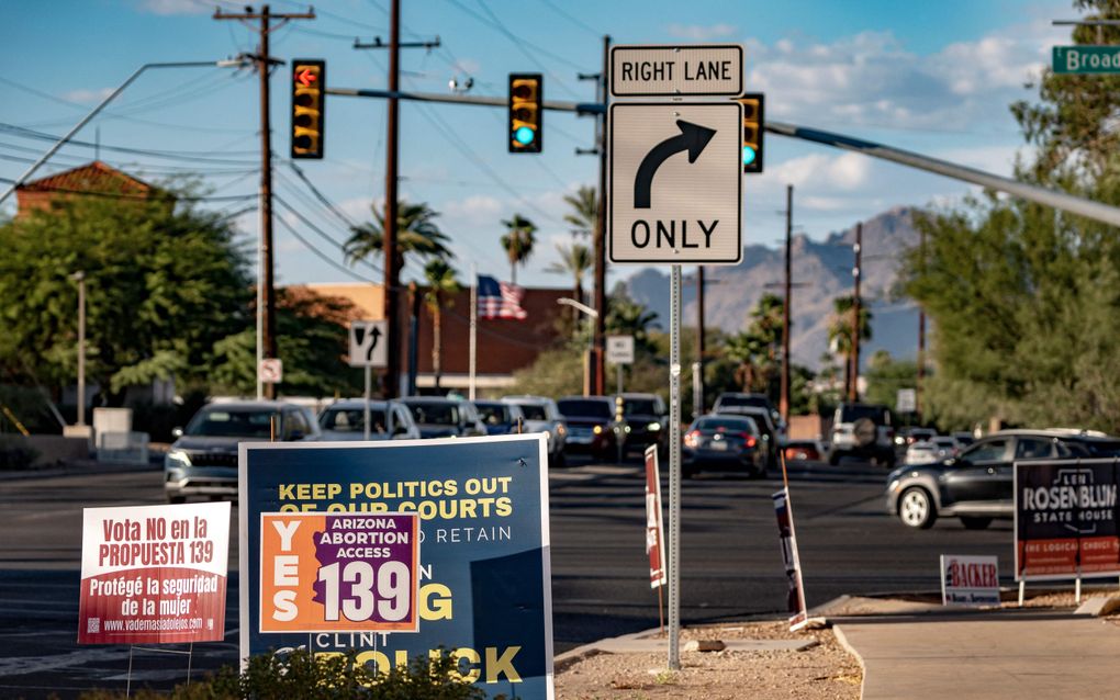 Verkiezingsposters voor en tegen verruiming van abortuswetgeving in Tucson, Arizona, beeld AFP, Olivier Touron