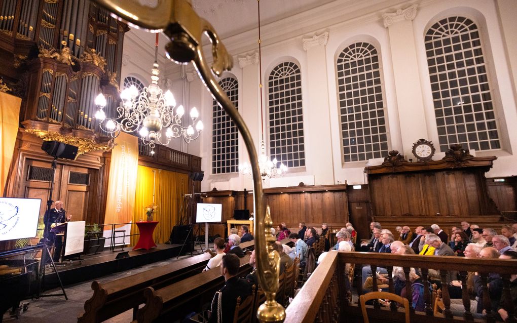 Ds. G.J. van der Ende (l.), hoofdkrijgsmachtpredikant bij defensie, sprak donderdag in de Lutherse Kerk in Den Haag de jaarlijkse Protestantse Lezing van de PKN uit. beeld Dirk Hol