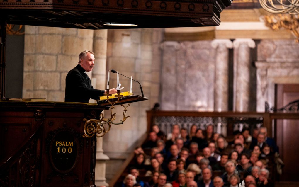 Priester Antoine Bodar sprak donderdag op een zeer goedbezochte Hervormingsavond in de Goudse Sint-Jan. beeld Cees van der Wal 