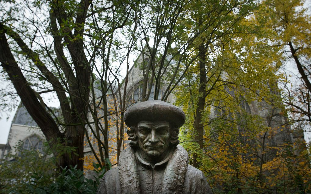 Erasmus’ geboortedag, 28 oktober, werd uitbundig gevierd in Rotterdam en Gouda. Foto: buste van Erasmus in de Willem Vroesentuin achter de Sint-Janskerk in Gouda. beeld RD, Henk Visscher