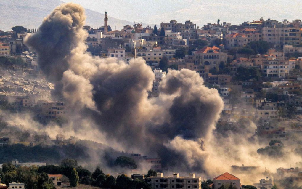 Zware rookwolken stijgen op in Zuid-Libanon na een Israëlische aanval op een doelwit van terreurgroep Hezbollah. beeld AFP