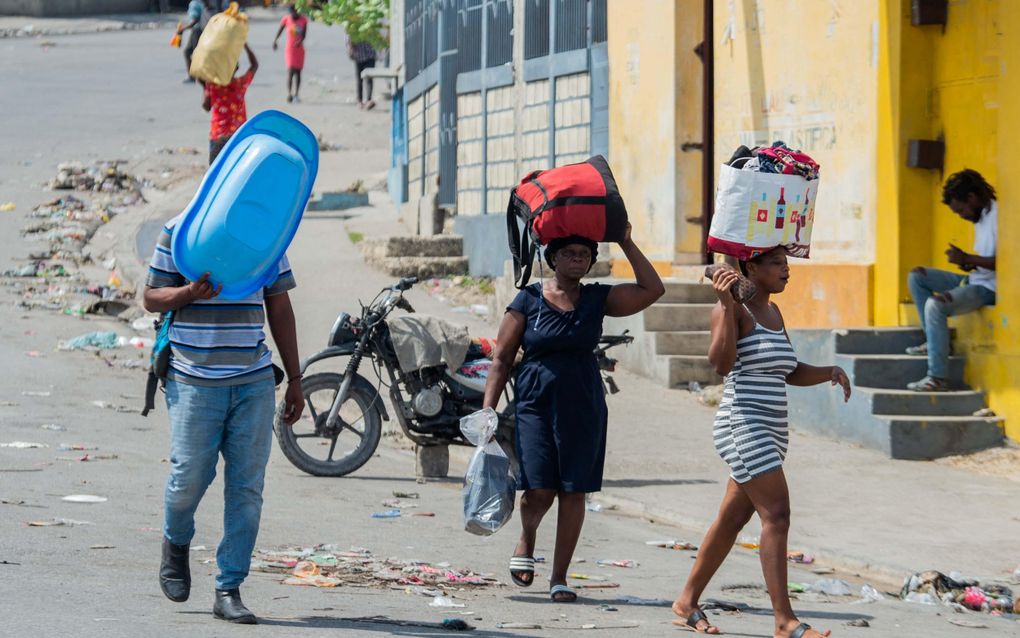 „De bendes op Haïti zijn ten diepste een symptoom van een samenleving die het vertrouwen in de overheid volledig heeft verloren.” Foto: inwoners van de hoofdstad Port-au-Prince ontvluchten hun buurt wegens bendegeweld. beeld AFP, Clarens Siffroy