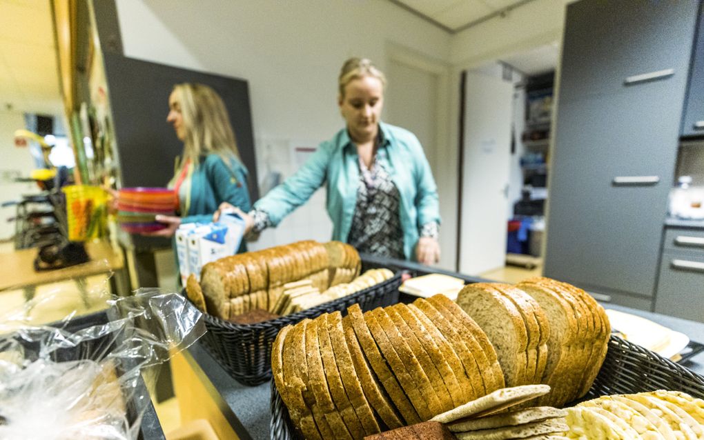 Voorbereidingen voor een ontbijt op basisschool De Vlieger in het Limburgse Hoensbroek. Gezonde voeding bevordert de leerprestaties op school, blijkt uit onderzoek. beeld ANP, Marcel van Hoorn