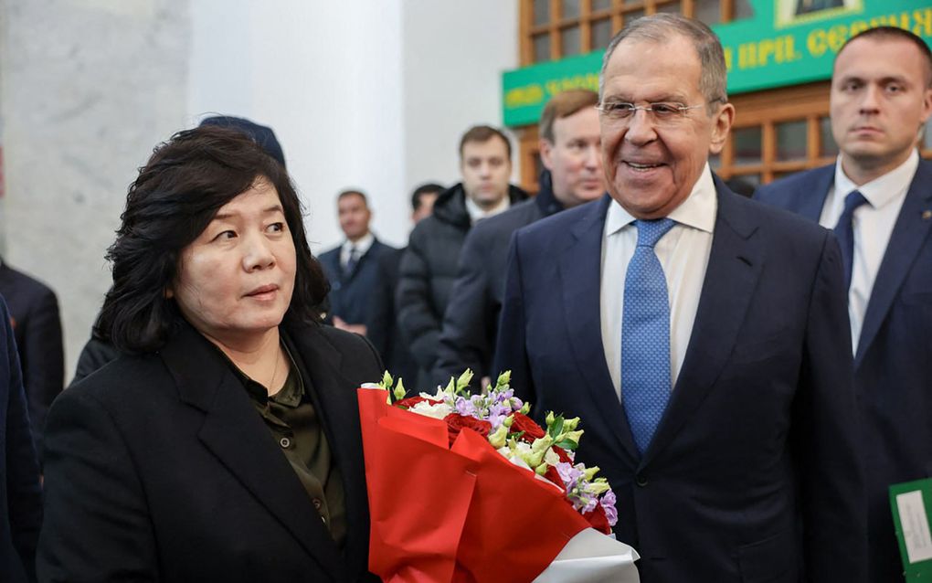 De Noord-Koreaanse buitenlandminister Choe Son-hui overhandigt vrijdag tijdens een bezoek aan Moskou haar Russische collega Sergej Lavrov een bloemetje. beeld Russian Foreign Ministry