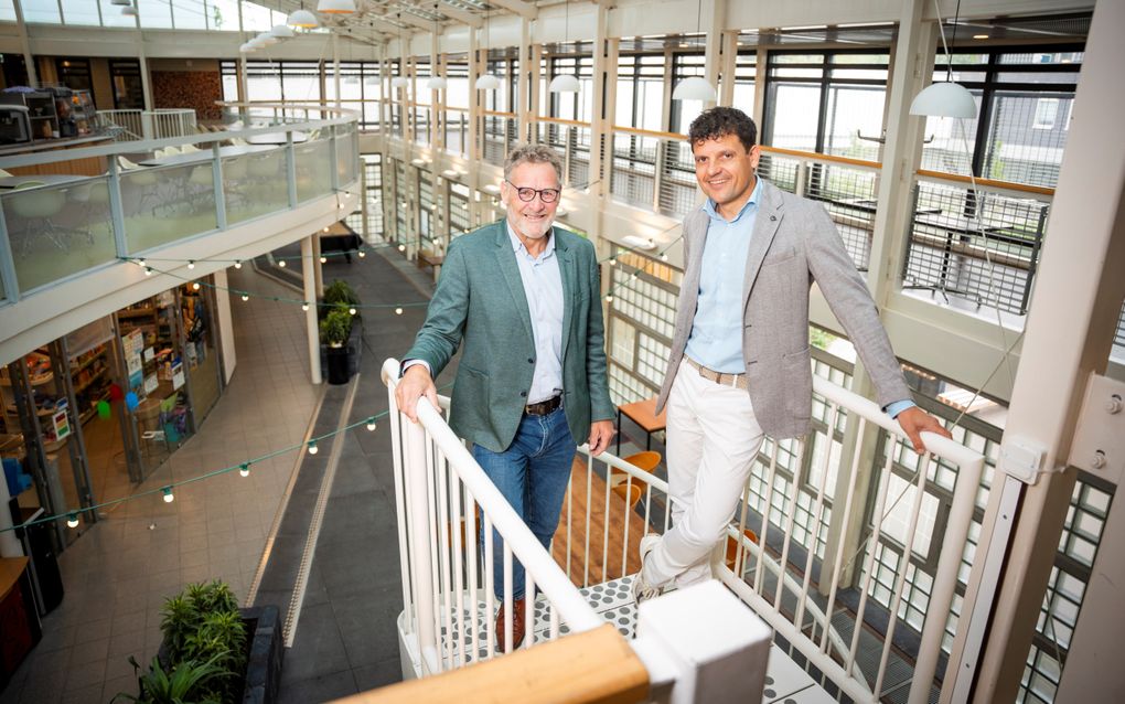 De directeuren Joep Adank (l.) en Jasper Schetters in tbs-kliniek De Kijvelanden in Poortugaal. beeld Cees van der Wal