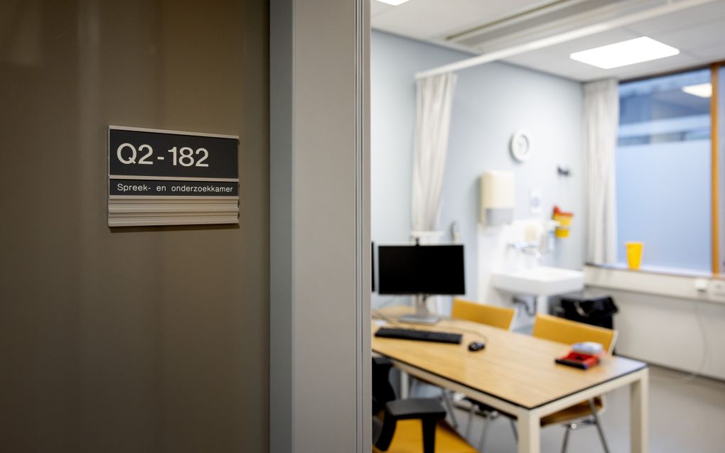 Een behandelkamer tijdens de laatste voorbereidingen van een expertisecentrum voor post-covidpatienten in het Amsterdam UMC. De expertisecentra hanteren bepaalde behandelplannen, met name voor symptoombestrijding, maar zijn ook bedoeld om centraal kennis en ervaring op te doen om deze zo snel mogelijk te delen met andere zorgverleners. beeld ANP