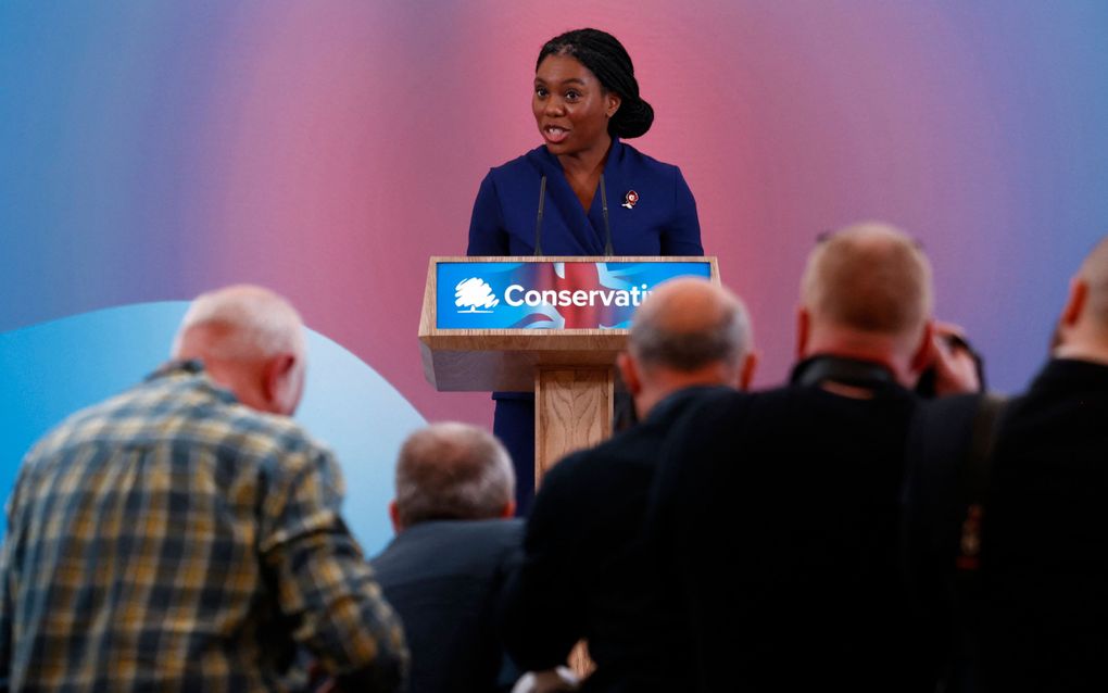 Kemi Badenoch, de nieuwe leider van de Britse Conservatieve Partij spreekt zaterdag in Londen. beeld AFP, Benjamin Cremel