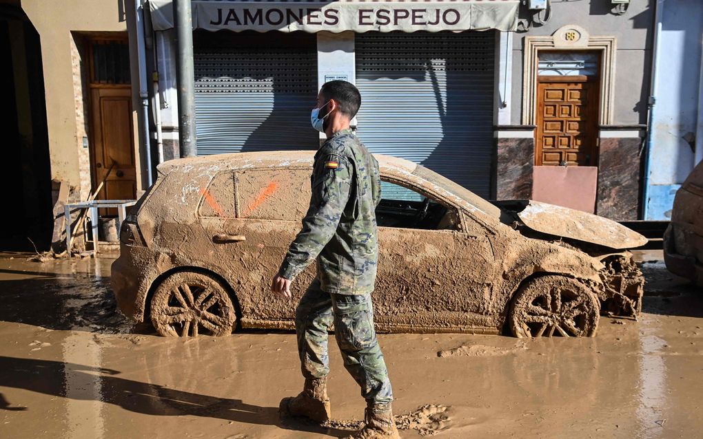 Spanje heeft 2000 militairen bij de hulpverlening ingezet, hier in Massanassa in de regio Valencia. Zaterdag beloofde premier Sánchez 10.000 soldaten en politieagenten extra naar Valencia te zullen sturen om te helpen. beeld AFP, Jose Jordan