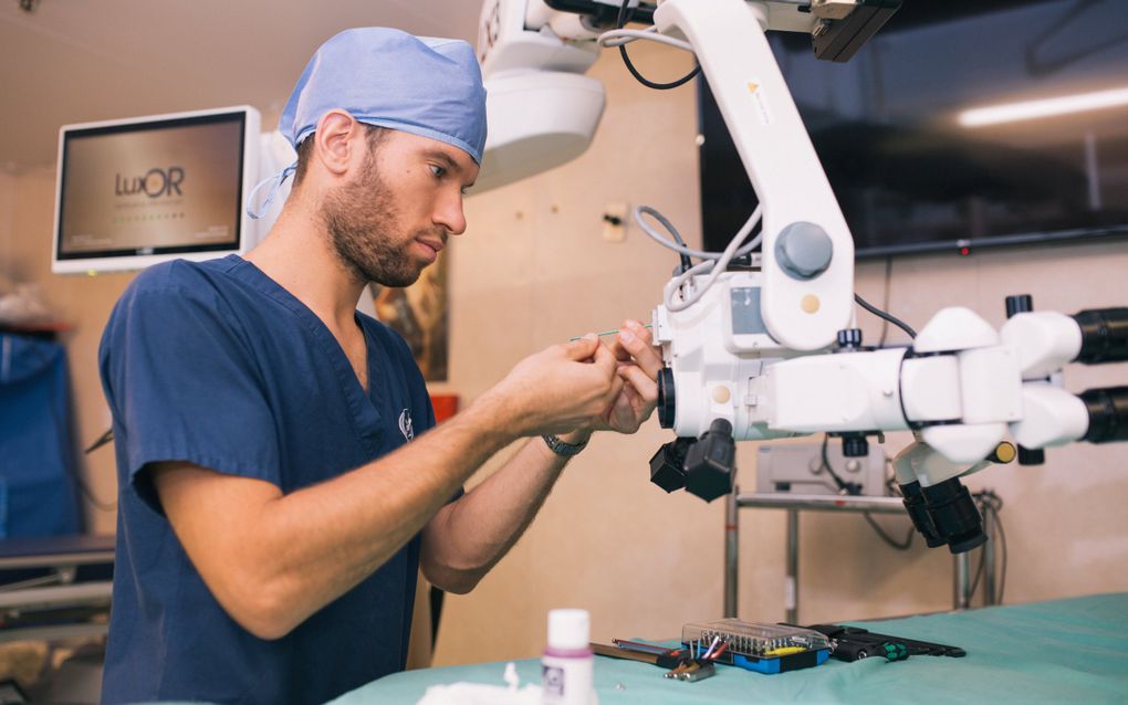 Guido Kortleven maakt een microscoop in de operatiekamer schoon. 