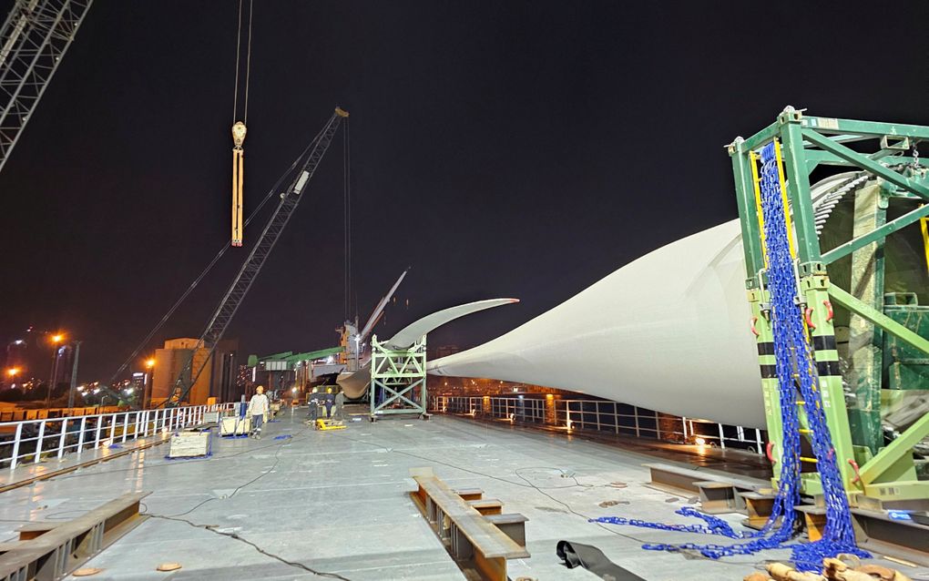 Een windmolenblad op het schip. beeld Jaap-Willem Meijer