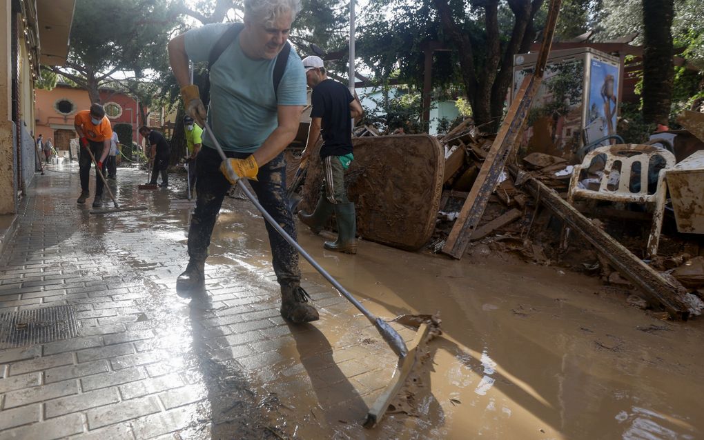 Vrijwilligers maken de straat schoon in Picanya, Valencia, Spanje, beeld  EPA, Miguel Angel Polo